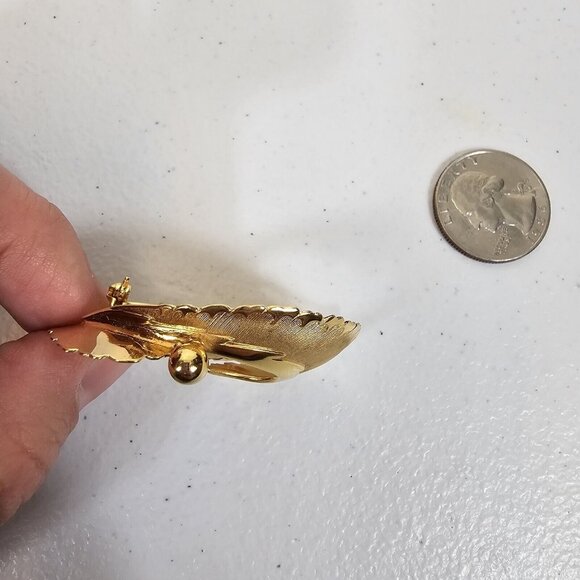 VTG Brooch Coro Signed Brushed Gold Tone Florentine Feather Swirl Simple Classy - Picture 13 of 14